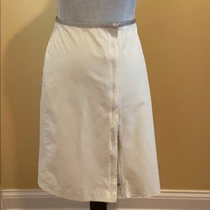 Guess brand skirt with front side zipper closure